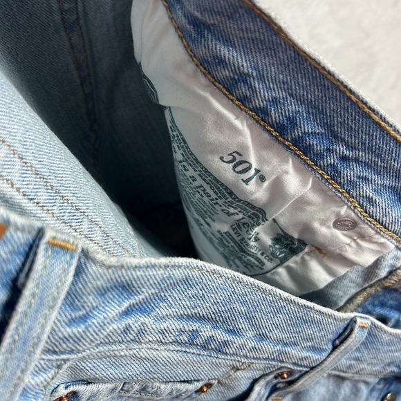 Levi's 501 Denim HighRise Light Blue Vintage Fray Hem Fitted Cotton Jean Shorts - Picture 8 of 12